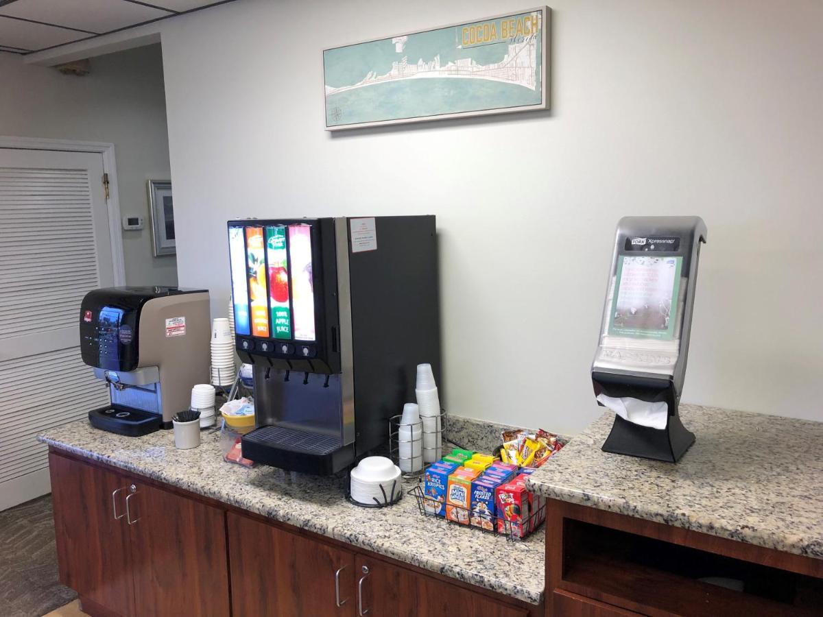 Days Inn By Wyndham Cocoa Beach Port Canaveral Exterior foto