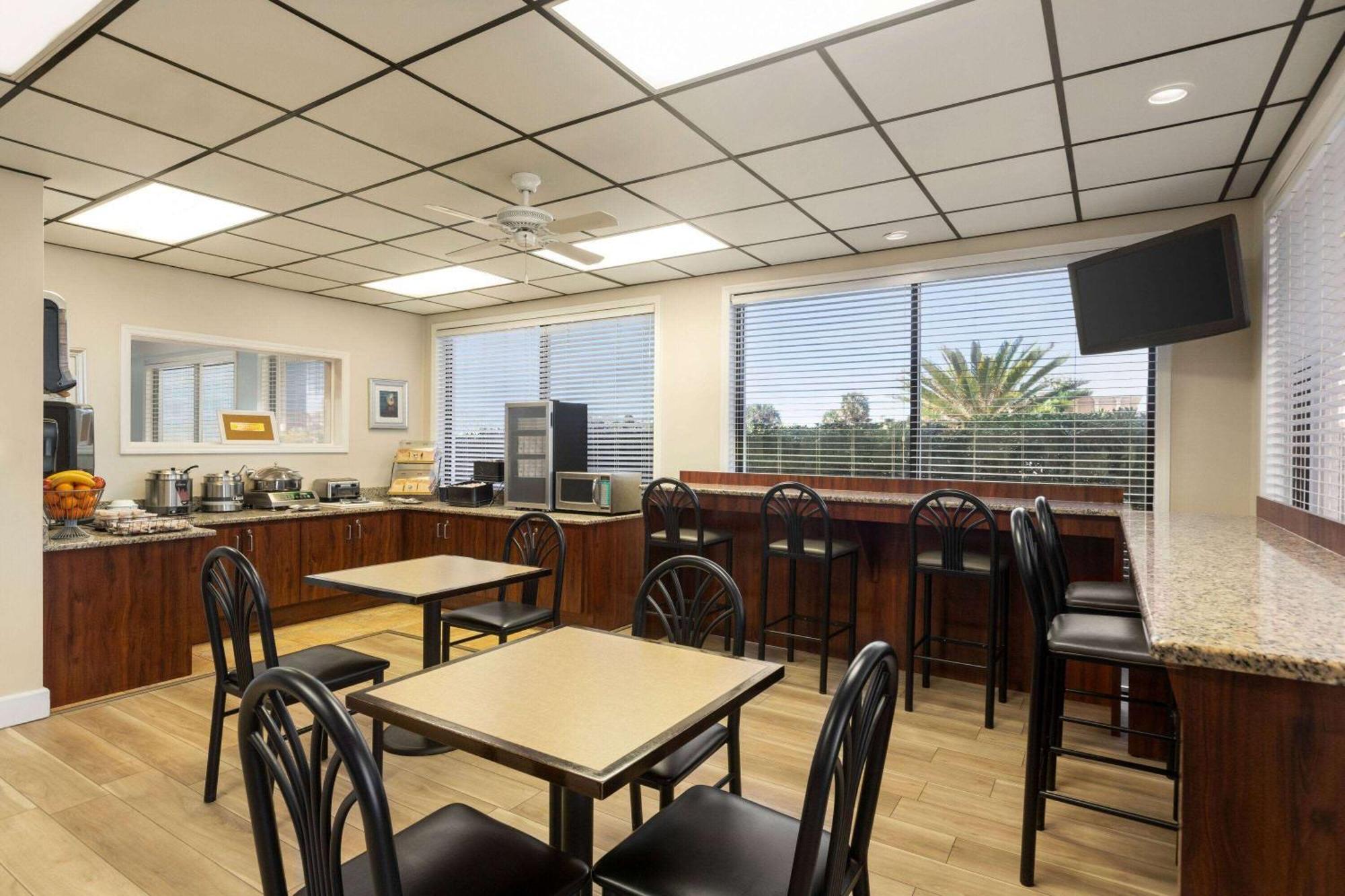 Days Inn By Wyndham Cocoa Beach Port Canaveral Exterior foto