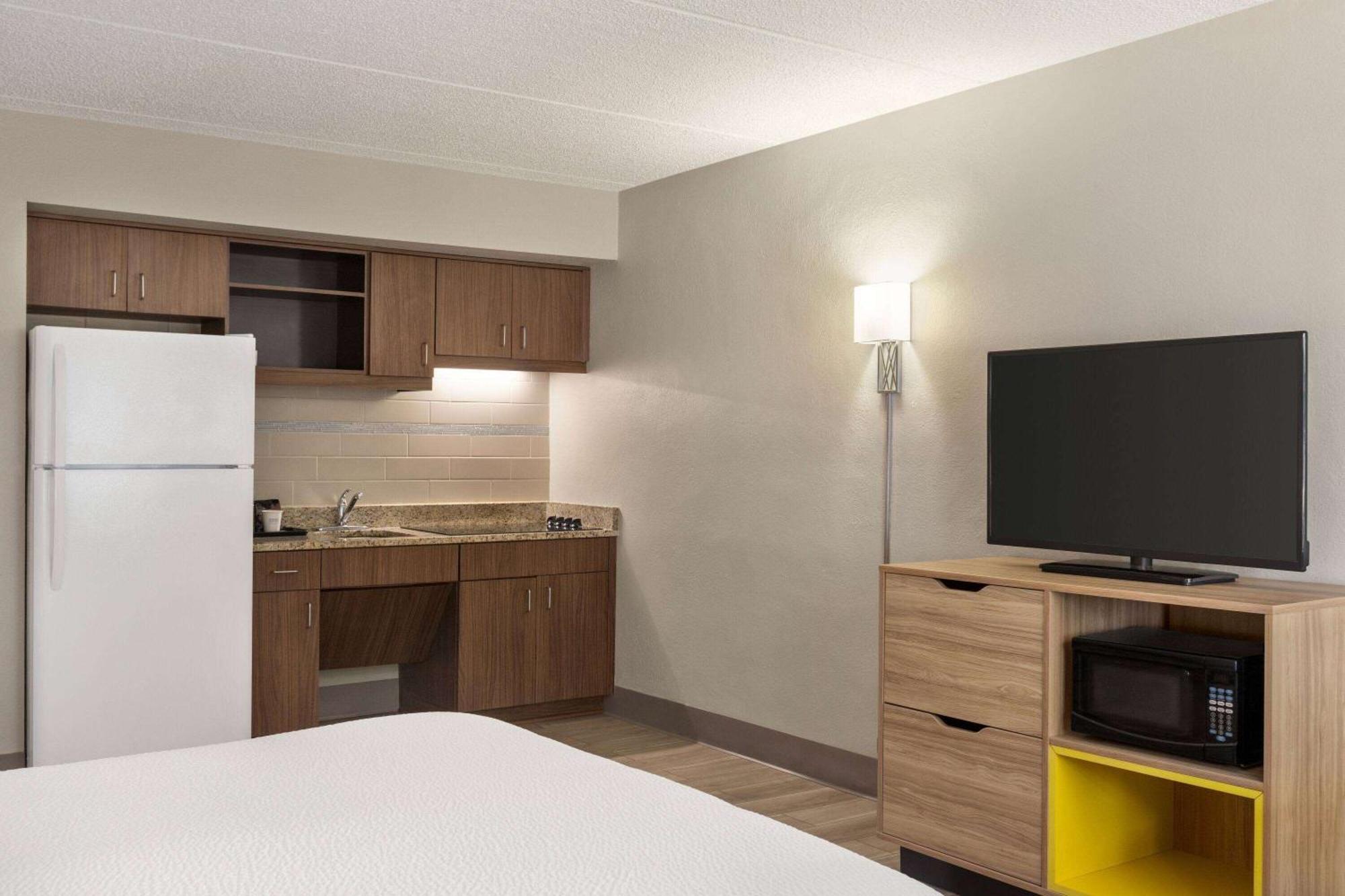 Days Inn By Wyndham Cocoa Beach Port Canaveral Exterior foto